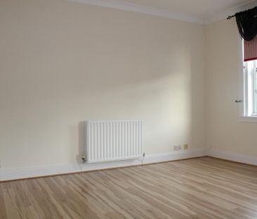 3 bedroom flat to rent - Photo 5