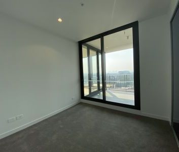 Stylish Living Meets Ultra Convenience - 2 BED - Photo 2