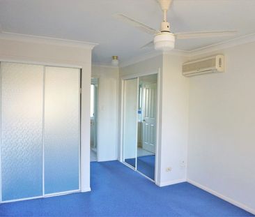 With New Floor Boards. Triple Air Conditioned Villa Style Townhouse... - Photo 2