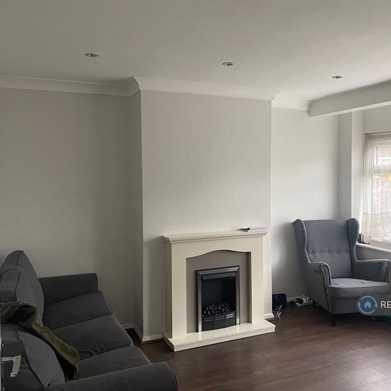 3 bedroom semi-detached house to rent - Photo 1