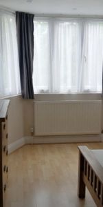 E14 CANARY WARFH DOUBLE ROOM AVAILABLE - Photo 4