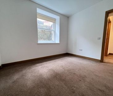 3 bedroom flat to rent - Photo 6
