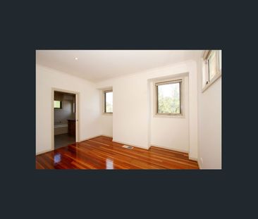 PERFECT TOWNHOUSE IN GREAT LOCATION - Photo 2