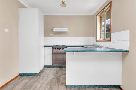 NEAT 3 BEDROOM CLOSE TO EVERYTHING! - Photo 4