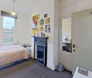 Ash road , Headingley - Photo 4