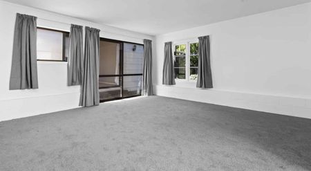 Classic Family Home - Photo 2