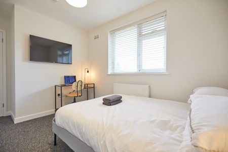 5 bedroom end of terrace house to rent - Photo 4