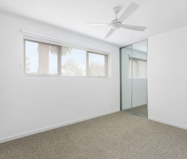 LIVE LIKE ROYALTY! - Photo 3