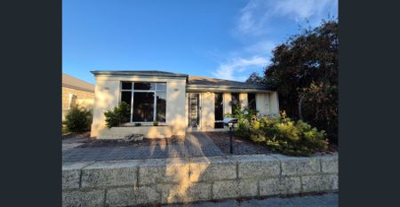 WELL PRESENTED 3X2 HOME, OPPOSITE PARK, WALK TO SHOPS & TRAIN - Photo 5