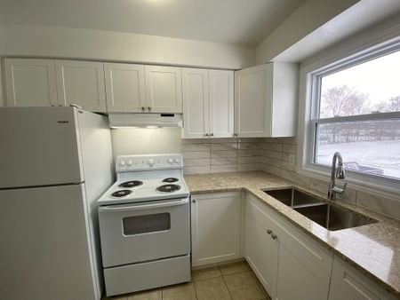 Two Bedroom Townhouse - Photo 4