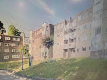 3 Bed Flat, Kingsmere, BN1 - Photo 4