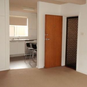 Ground Floor Unit in Great Location! - Photo 1