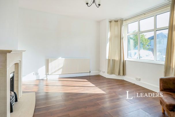 3 bedroom house to rent Wroxham Road, BH12 - Photo 1