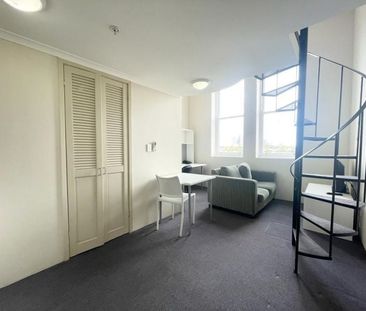 Furnished Loft in the Heart of Broadway – Prime Student Location - Photo 1