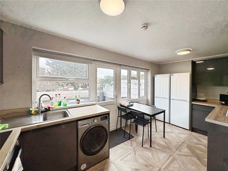Fairview Avenue, Woking, Surrey, GU22 7NU - Photo 2