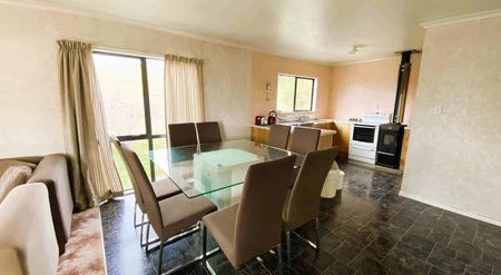 Seaside Living at Its Best – 3 Bedroom Gem - Photo 3