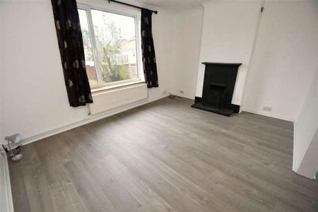 Bedroom Semi-detached House In Farnborough, GU14 - Photo 2