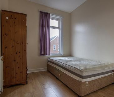 3 bedroom flat to rent - Photo 3