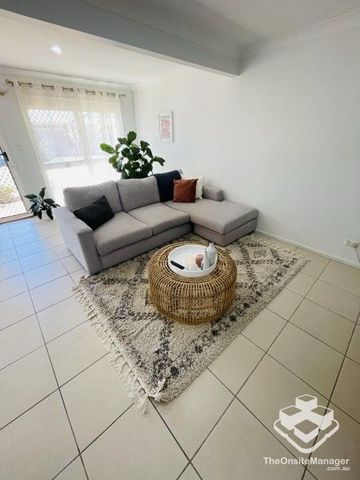 MODERN TOWNHOUSE FOR RENT - Photo 2