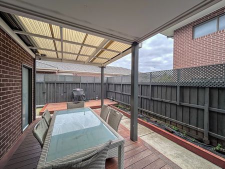 Contemporary Family Living in Mayfield Estate - Photo 3