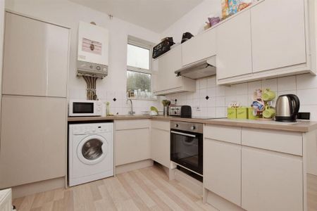 4 bedroom flat to rent - Photo 2