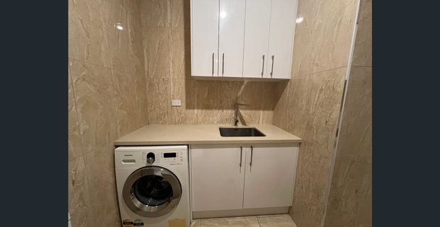 Light-Filled, Low-Maintenance 3-Bedroom Home – Modern & Stylish! - Photo 1