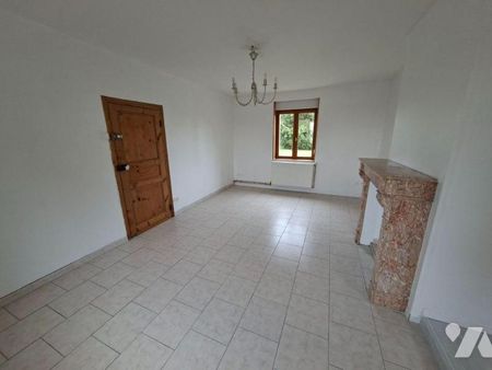 Au centre du village, une maison de campagne rénovée de type longère comprenant : Une cuisine ... - Photo 2