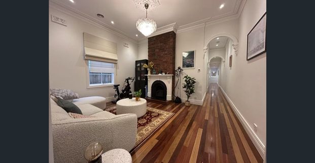 Stunning Family Home at Kew – Where Convenience Meets Luxury! - Photo 1