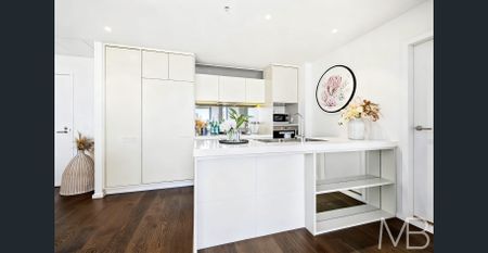 SUMPTUOUS EXECUTIVE APARTMENT WITH SWEEPING HARBOUR & CITY VIEWS - Photo 2