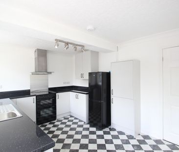 2 bedroom semi-detached house to rent - Photo 4