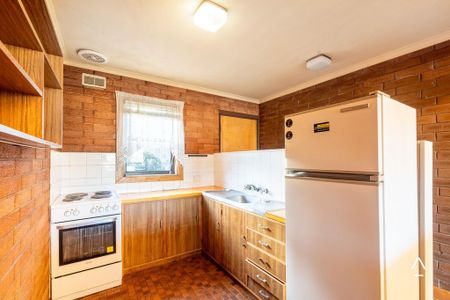 Conveniently Located One-Bedroom Flat - Photo 2