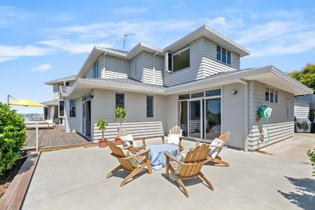 Exquisite Home with Stunning Marina Views in Matakatia Bay - Photo 2