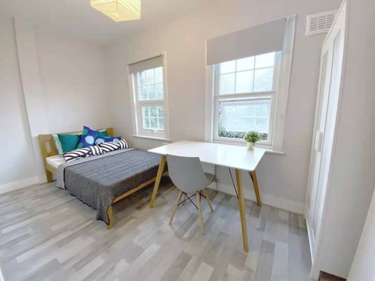 Room in a Shared House, Date Street, SE17 - Photo 1