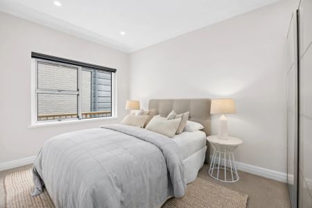 Immaculate updated apartment with harbour glimpses - Photo 4