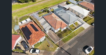 CHARMING RENOVATED GEORGETOWN COTTAGE - Photo 2
