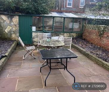 1 bedroom in a house share to rent - Photo 2