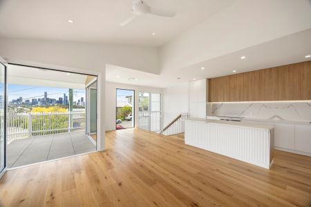 Luxury Living With Brisbane's Best Views - 3 Bed | 2.5 Bath | 3 Car | Premium Inclusions - Photo 2