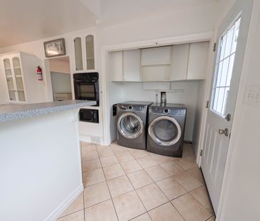 Spacious Fully Detached House in Niagara Falls! - Photo 6