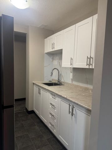 🏡 Newly Renovated 2 Bedroom - Photo 2