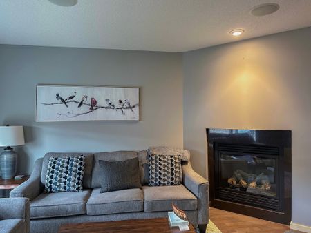 Family Living In Evanston – Steps From Schools, Parks & Shopping Double Garage - Photo 5