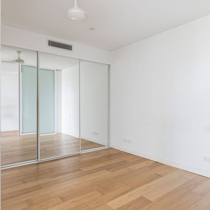 Contemporary home / edge of Rushcutters Bay Park - Photo 1