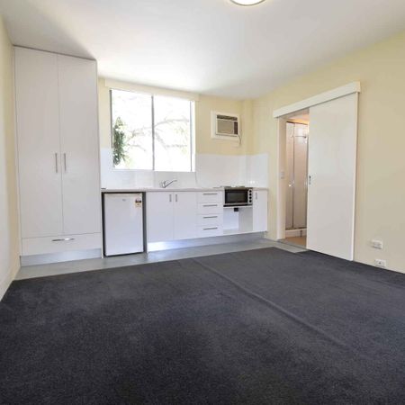 Renovated Studio with Secure Parking - Photo 4