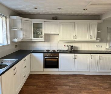 Furnished 3 Bedroom Semi Detached - Photo 2