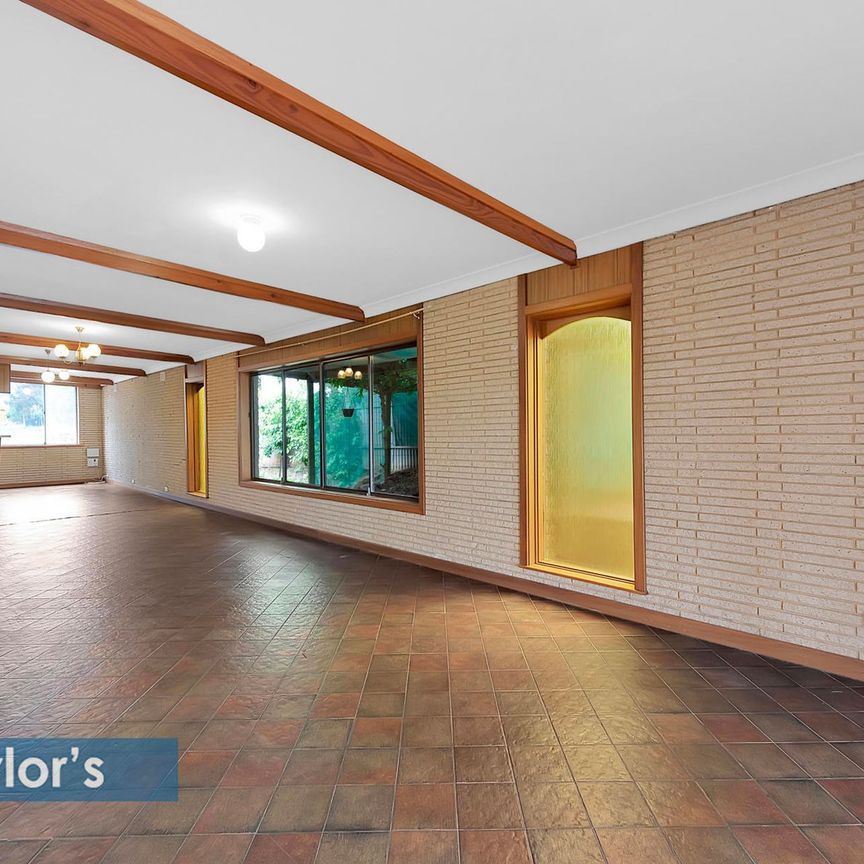 A STYLISH AND SPACIOUS ENTERTAINERS DREAM WITH CHARACTER AND COMFORT - Photo 1