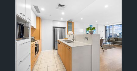 Luxurious 2-Bedroom Apartment with Stunning Harbour Views in the Heart of Sydney's Entertainment Precinct - Photo 5