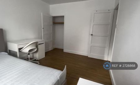 1 bedroom in a flat share to rent - Photo 3