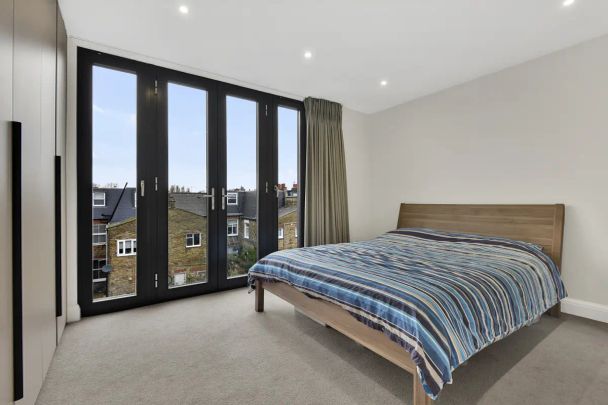 4 bedroom house in London - Photo 1