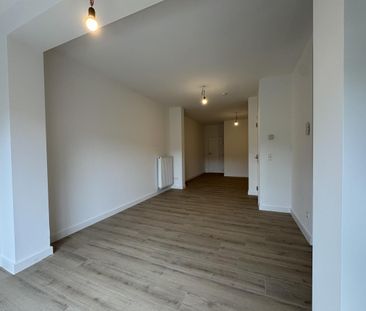 Gerenoveerd gelijkvloers appartement met tuin te huur - Photo 3