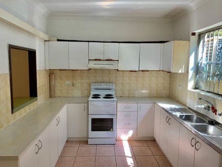 Spacious Full Brick Town House - Photo 4