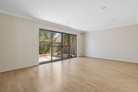 Stylish & Spacious Townhouse! - Photo 2